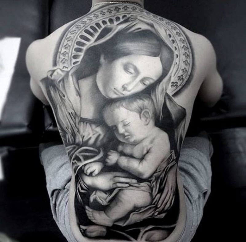 Tattoo mẹ bồng con sau lưng tuyệt đẹp