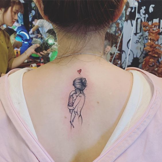 Tattoo mẹ bồng con sau lưng tuyệt đẹp