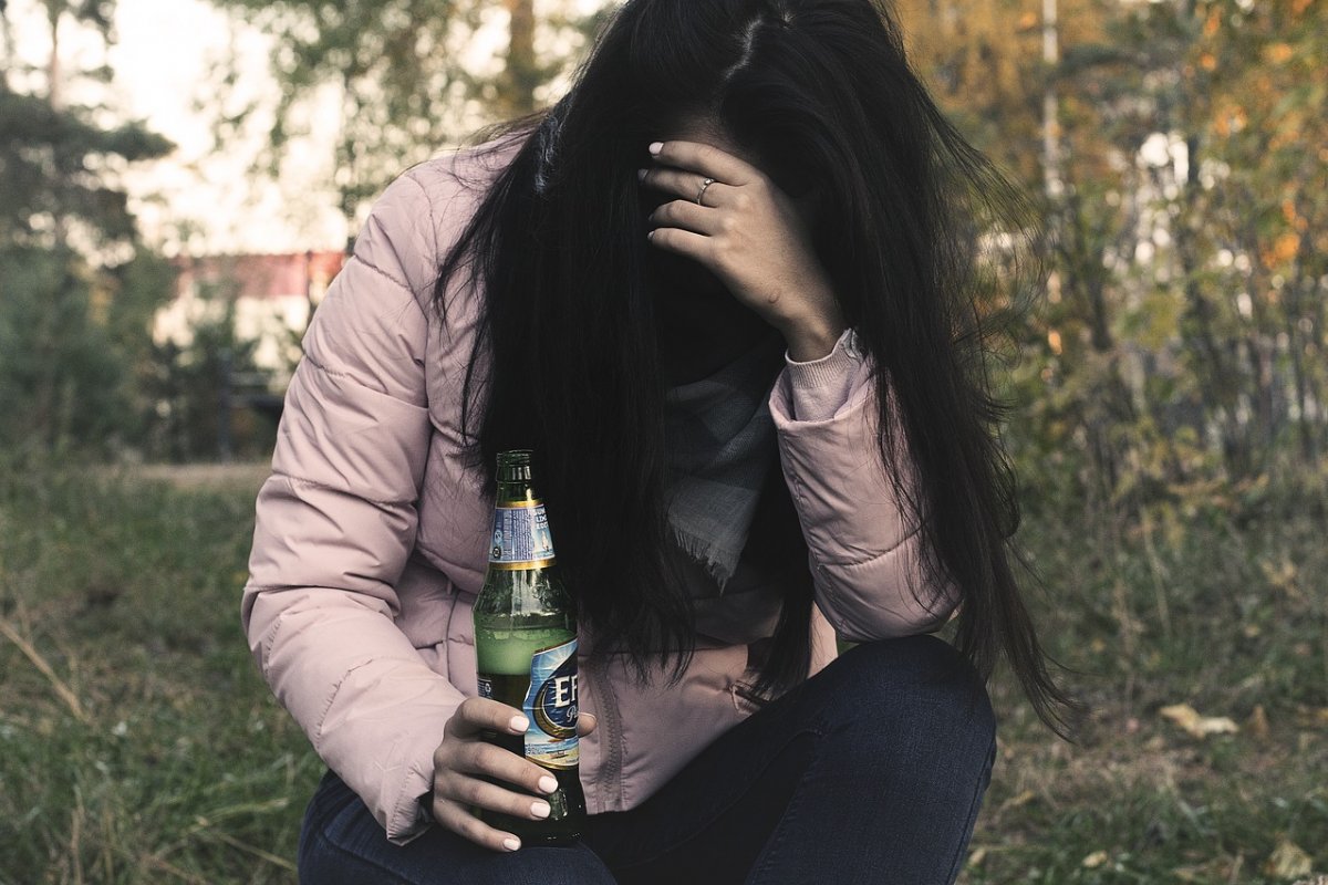 Khung cảnh uống bia buồn, một mình, lạc lõng
