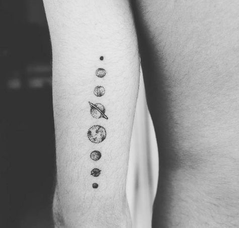 Bagia tattoo - Bạn nghĩ sao về hình xăm vũ trụ? Chỉ với dải hình bé nhỏ  nhiều màu sắc này, cả vũ trụ như lấp lánh trên cổ tay thon của