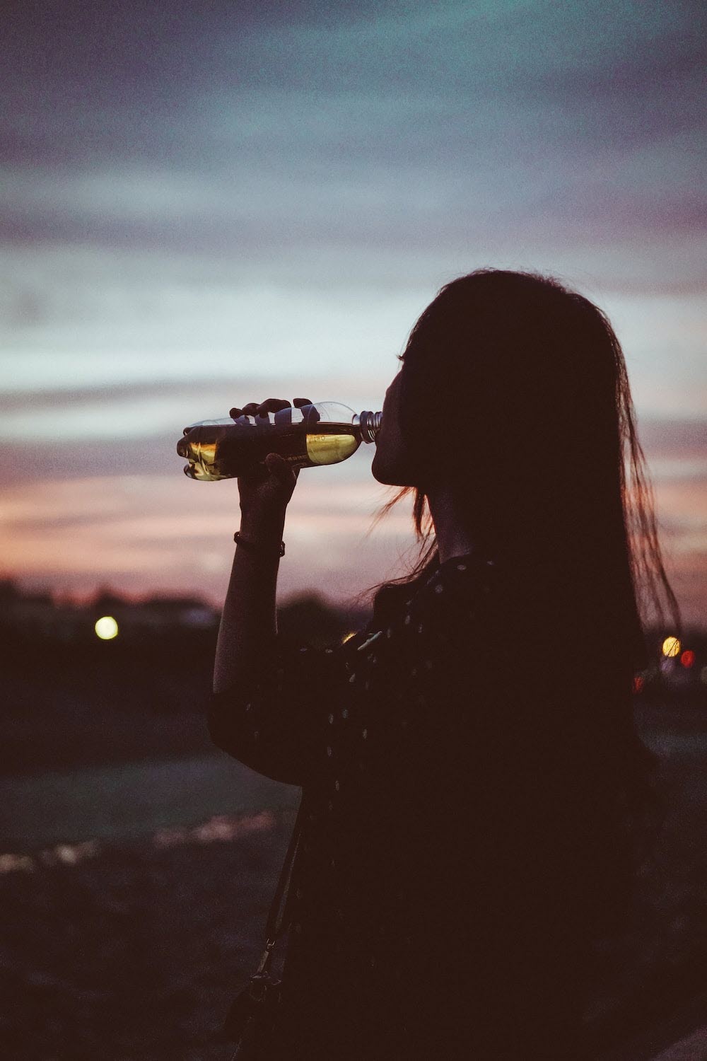 Khung cảnh uống bia buồn, một mình, lạc lõng
