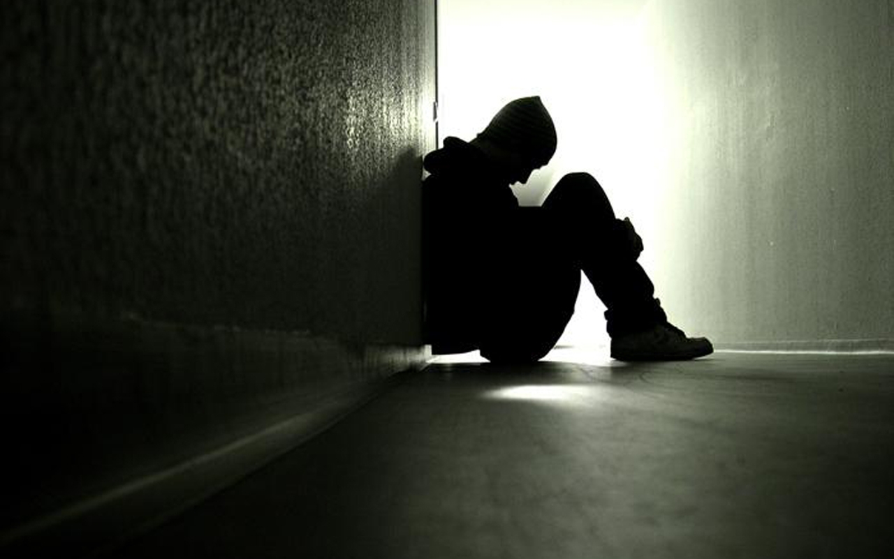 Bức hình nam buồn - Gương mặt chàng trai ẩn sau nỗi đau, cô đơn và buồn bã, đậm chất nghệ thuật