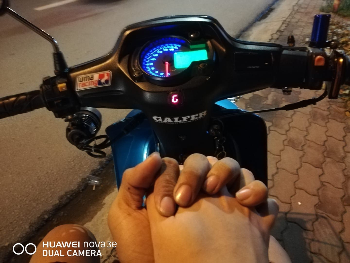 Bức hình ảnh romantic của việc cầm tay bên trên con xe máy