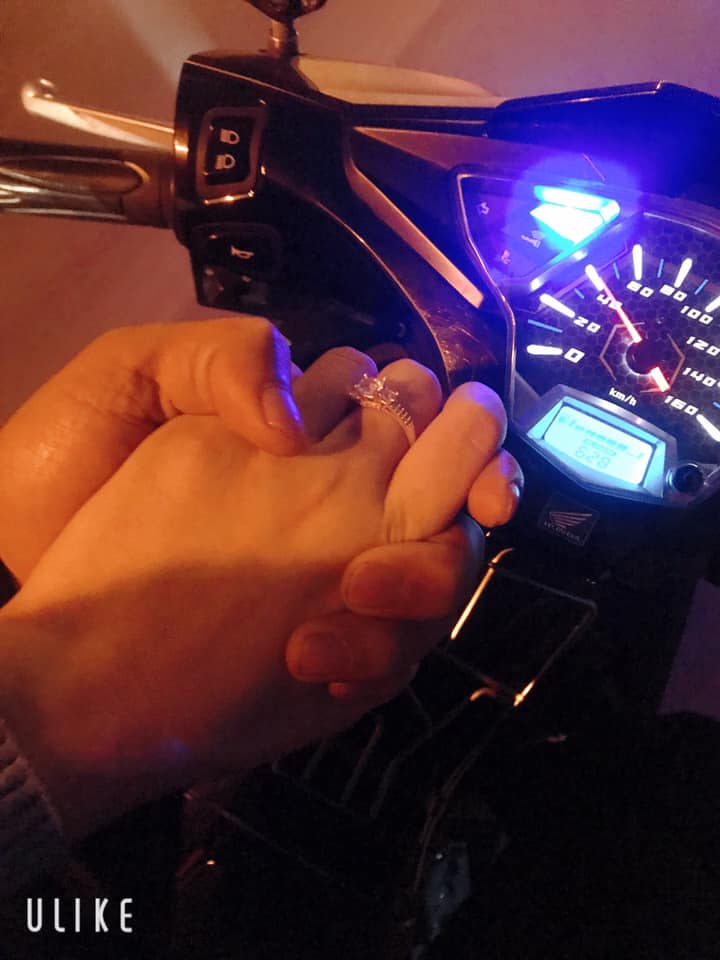 Bức hình họa thắm thiết của việc bắt tay bên trên con xe máy