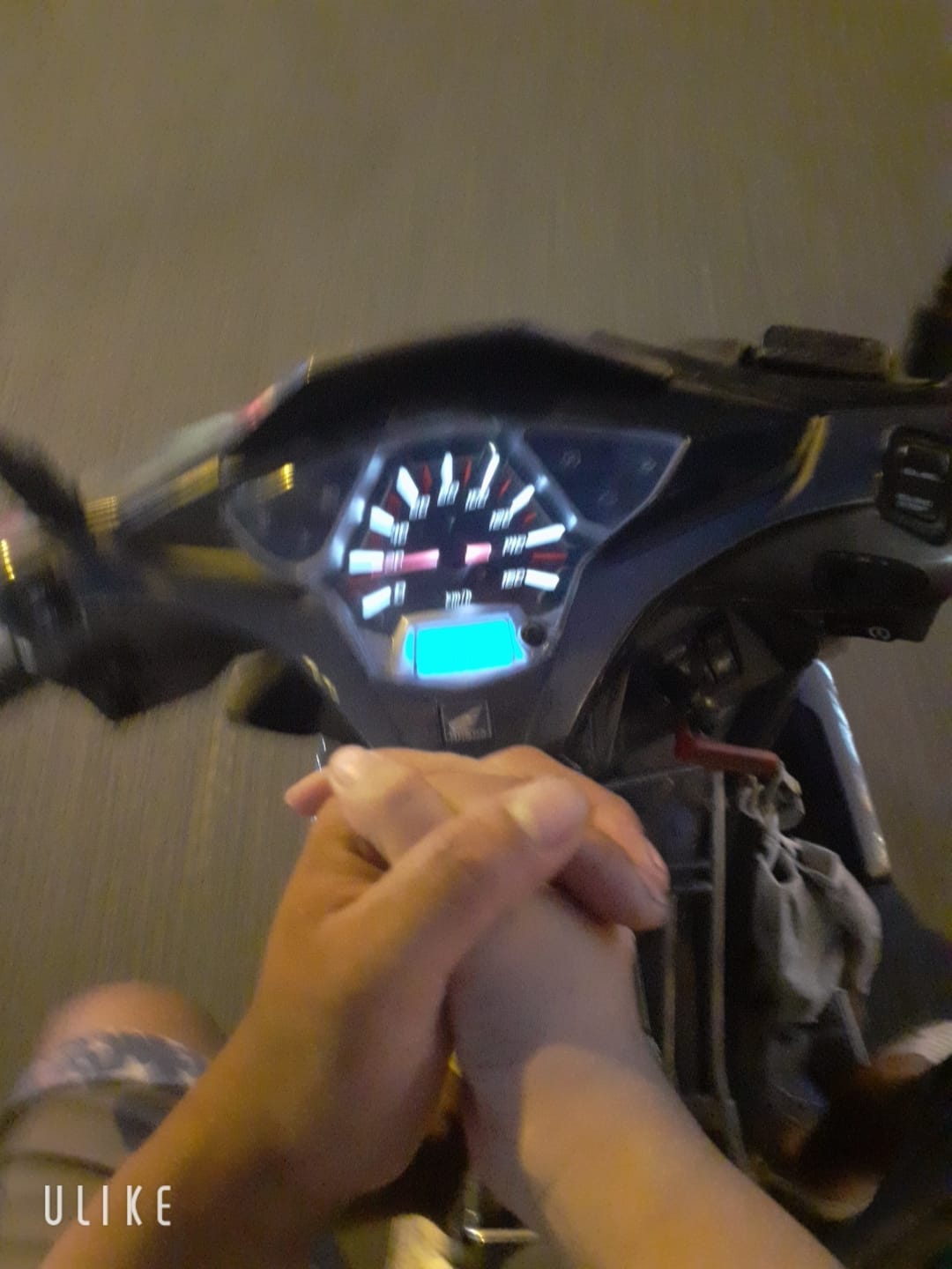 Bức hình họa thắm thiết của việc bắt tay bên trên con xe máy