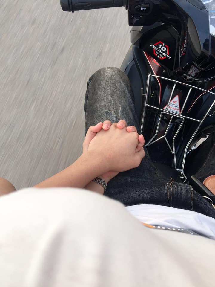 Bức hình ảnh romantic của việc cầm tay bên trên con xe máy