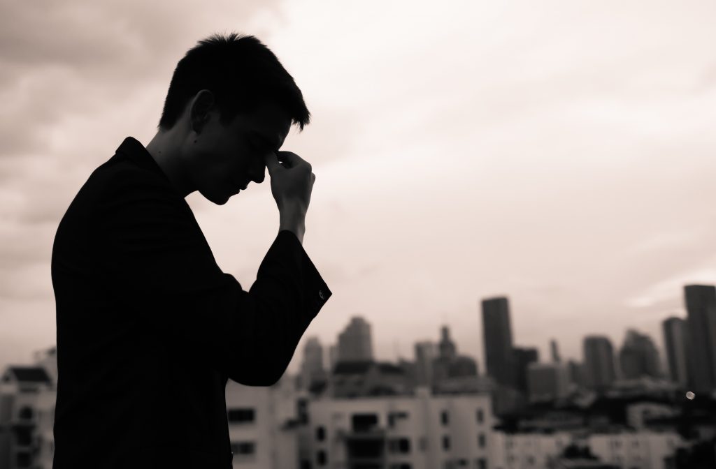 Hình ảnh chàng trai rơi nước mắt tâm trạng buồn đẹp
