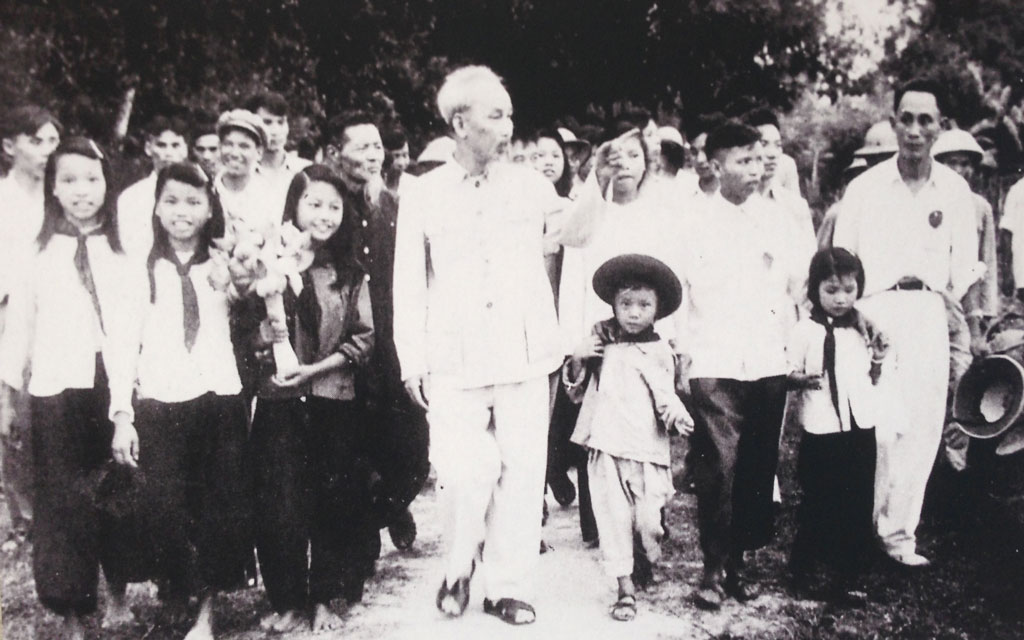 Hình ảnh đẹp của Chủ tịch Hồ Chí Minh - Bức tranh tình yêu dành cho một lãnh tụ vô song