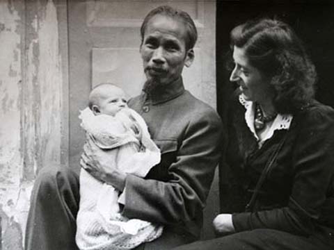 Hình ảnh đẹp của Chủ tịch Hồ Chí Minh - Bức tranh tình yêu dành cho một lãnh tụ vô song