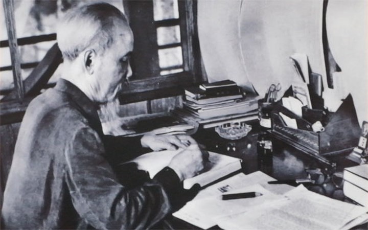 Hình ảnh đẹp của Chủ tịch Hồ Chí Minh - Bức tranh tình yêu dành cho một lãnh tụ vô song