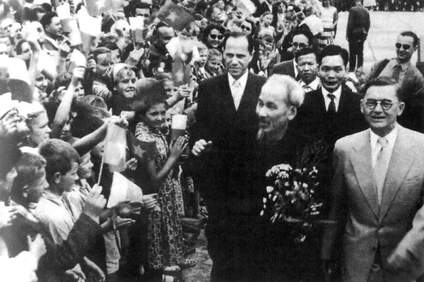 Hình ảnh đẹp của Chủ tịch Hồ Chí Minh - Bức tranh tình yêu dành cho một lãnh tụ vô song