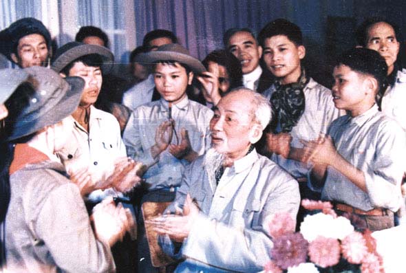 Hình ảnh đẹp của Chủ tịch Hồ Chí Minh - Bức tranh tình yêu dành cho một lãnh tụ vô song