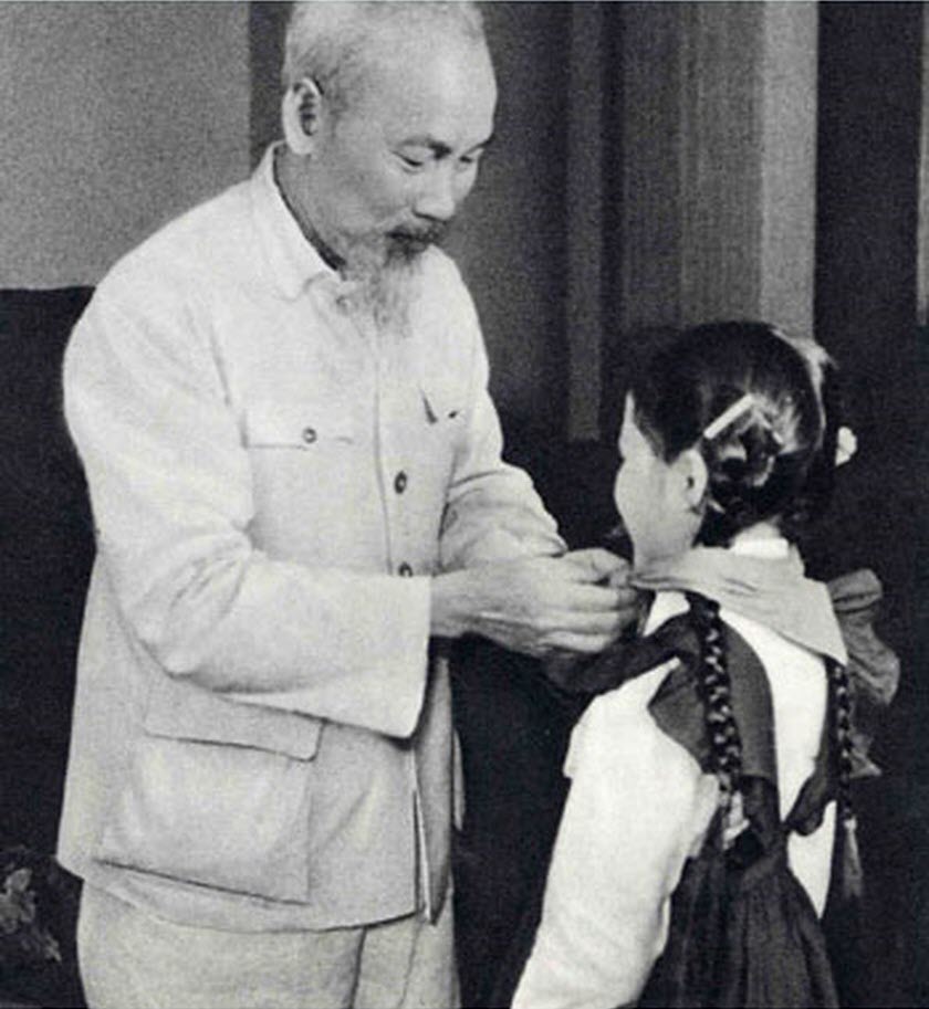 Hình ảnh đẹp của Chủ tịch Hồ Chí Minh - Bức tranh tình yêu dành cho một lãnh tụ vô song