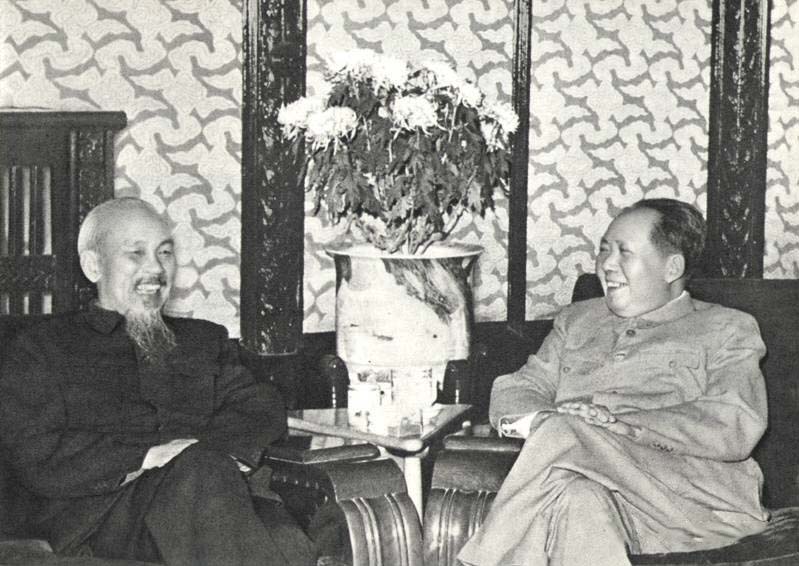 Hình ảnh đẹp của Chủ tịch Hồ Chí Minh - Bức tranh tình yêu dành cho một lãnh tụ vô song