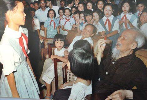 Hình ảnh đẹp của Chủ tịch Hồ Chí Minh - Bức tranh tình yêu dành cho một lãnh tụ vô song