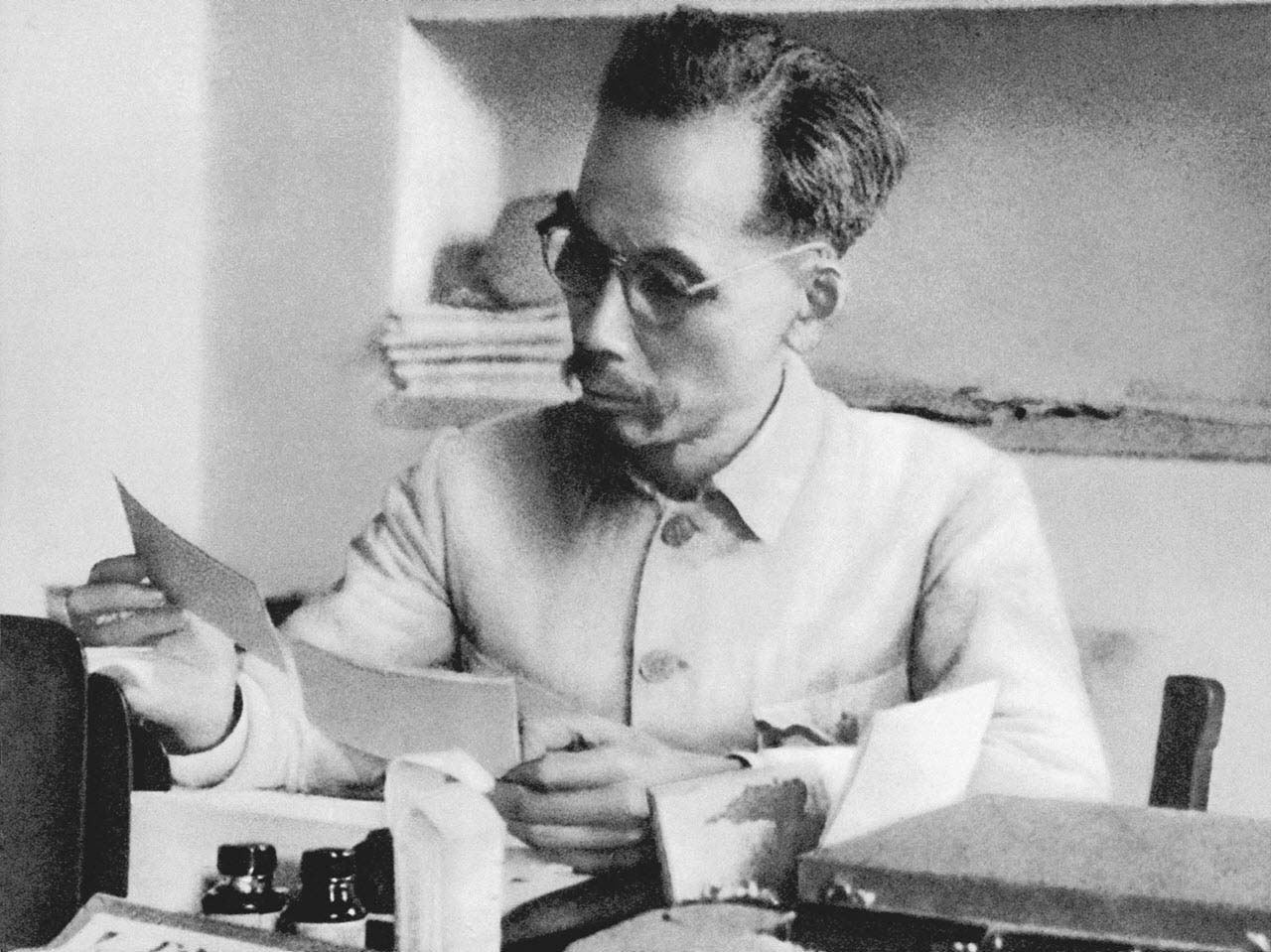 Hình ảnh đẹp của Chủ tịch Hồ Chí Minh - Bức tranh tình yêu dành cho một lãnh tụ vô song