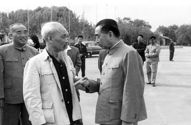 Hình ảnh đẹp của Chủ tịch Hồ Chí Minh - Bức tranh tình yêu dành cho một lãnh tụ vô song