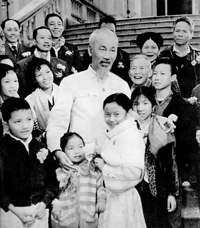 Hình ảnh đẹp của Chủ tịch Hồ Chí Minh - Bức tranh tình yêu dành cho một lãnh tụ vô song