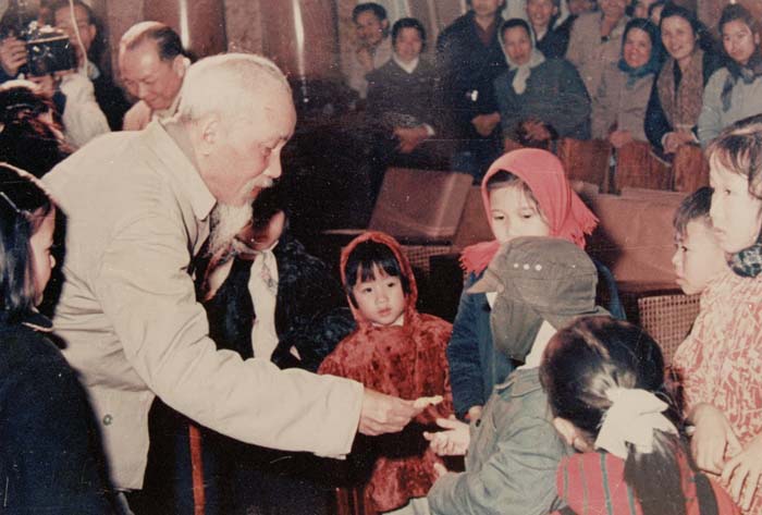 Hình ảnh đẹp của Chủ tịch Hồ Chí Minh - Bức tranh tình yêu dành cho một lãnh tụ vô song