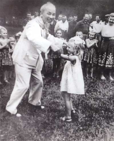 Bức tranh đẹp nhất về Bác Hồ và thiếu nhi