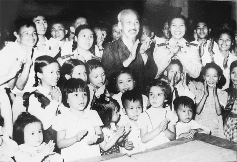 Bức tranh đẹp nhất về Bác Hồ và thiếu nhi