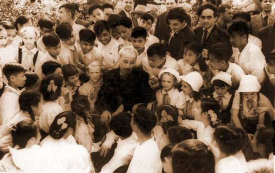 Bức tranh đẹp nhất về Bác Hồ và thiếu nhi