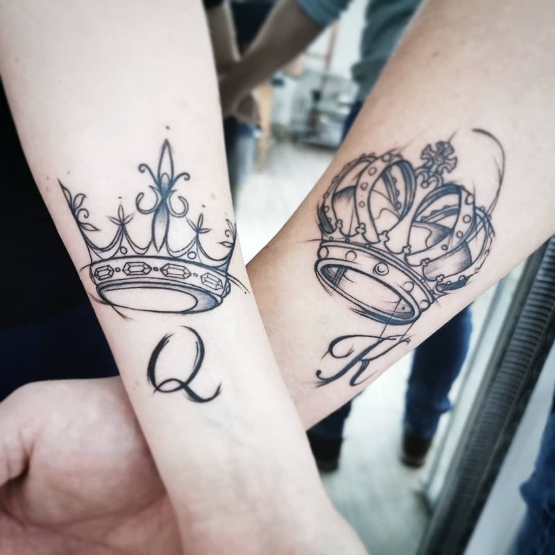 Hình xăm vương miện mini cho nữ & cặp đôi đẹp nhất - Học điều hay | Simple  tattoos, Tattoos, Crown tattoos for women