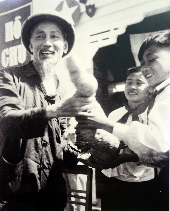 Bức tranh đẹp nhất về Bác Hồ và thiếu nhi