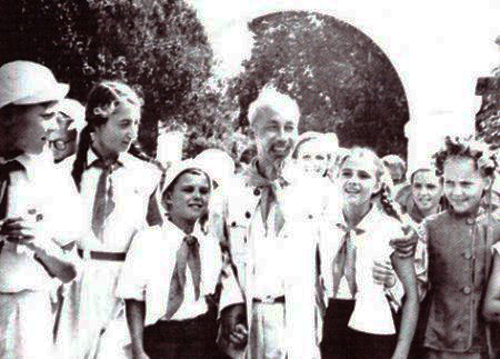 Bức tranh đẹp nhất về Bác Hồ và thiếu nhi