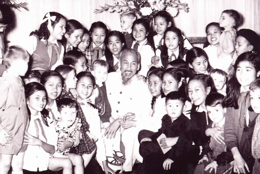 Bức tranh đẹp nhất về Bác Hồ và thiếu nhi