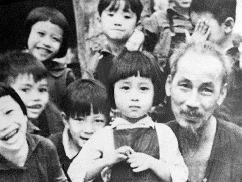 Bức tranh đẹp nhất về Bác Hồ và thiếu nhi