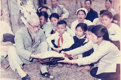 Bức tranh đẹp nhất về Bác Hồ và thiếu nhi