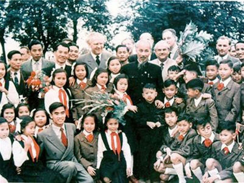 Bức tranh đẹp nhất về Bác Hồ và thiếu nhi