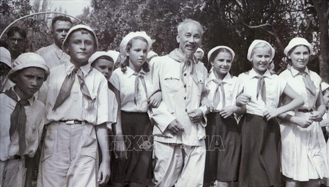 Bức tranh đẹp nhất về Bác Hồ và thiếu nhi