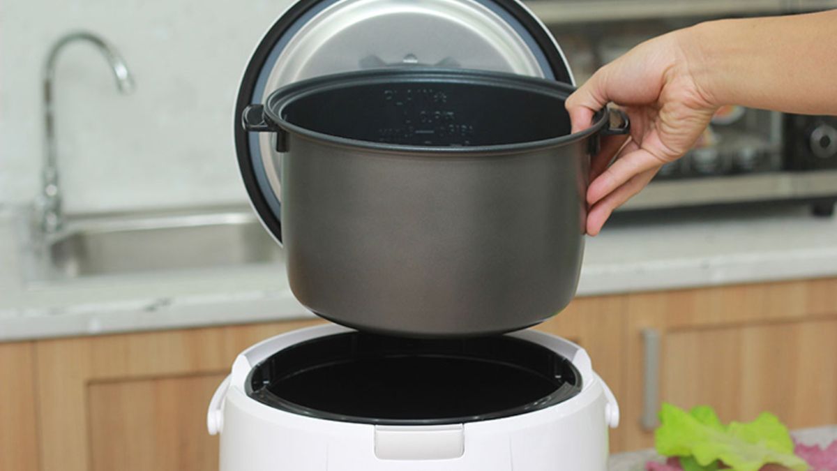 Unlock the simplicity of using the Cuckoo electric rice cooker, have