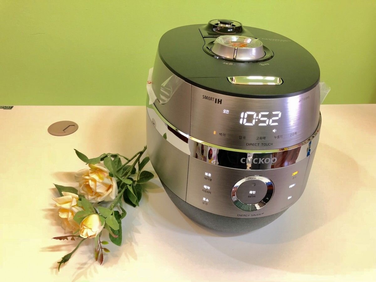 Unlock the simplicity of using the Cuckoo electric rice cooker, have