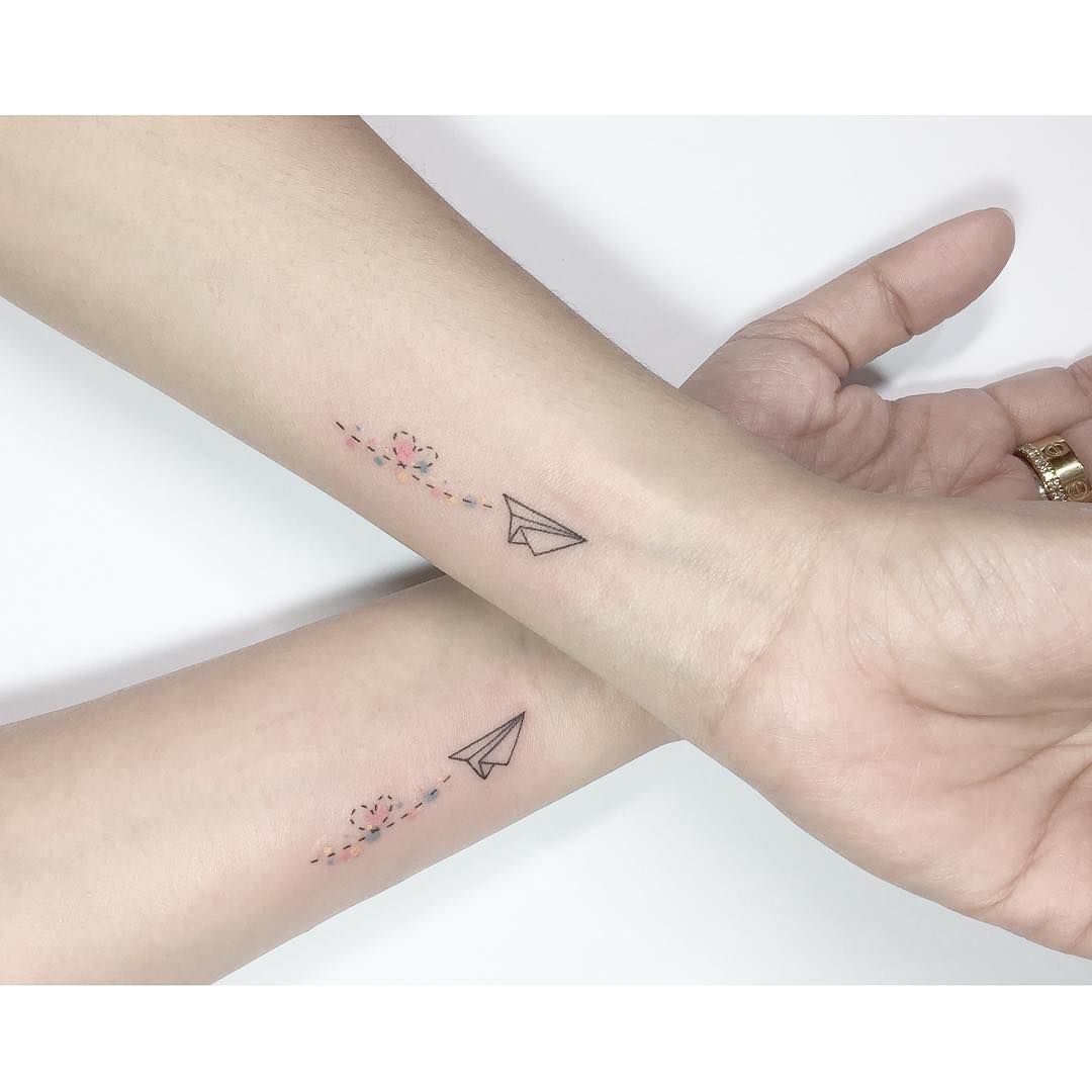 Cute Matching Airplane Tattoo - Matching Best Friend Tattoos For Women:  Cute Matching Tattoo Designs and Ideas … | Tattoo ideen familie, Tattoo  ideen, Tätowierungen
