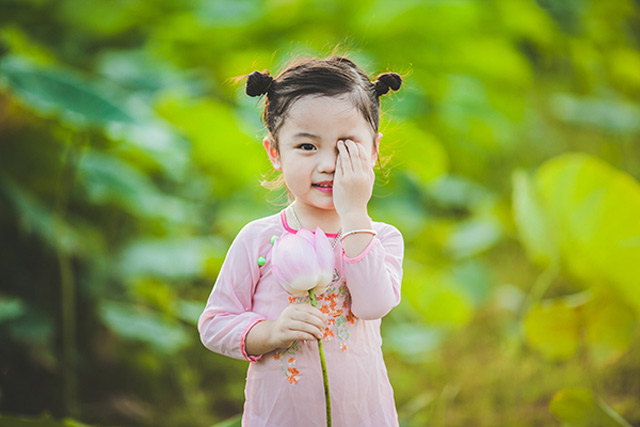 Mẹ đau đầu lo lắng về việc sinh con gái năm 2023 có phải là quyết định đúng đắn?