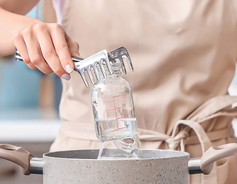 Smart tips for safely and effortlessly sterilizing baby bottles with boiling water
