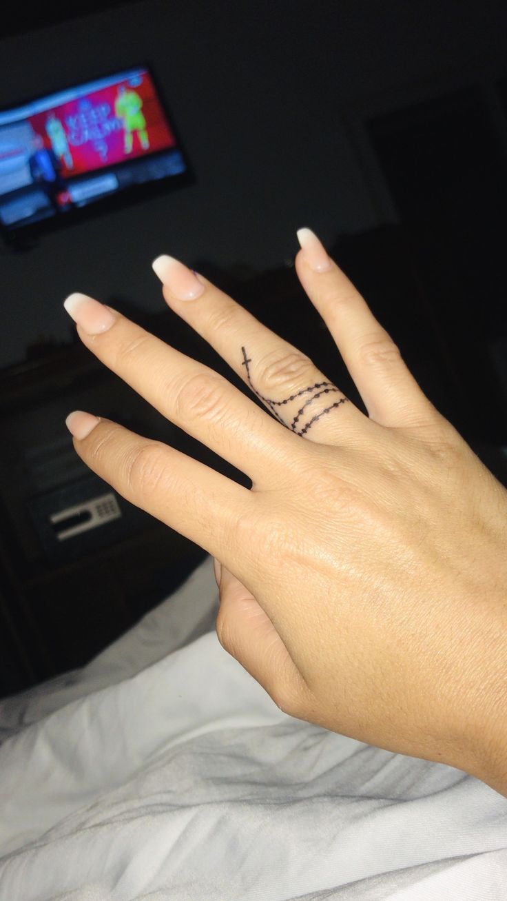 21 Couples Who Have Replaced Their Wedding Rings with Minimalist Finger  Tattoos