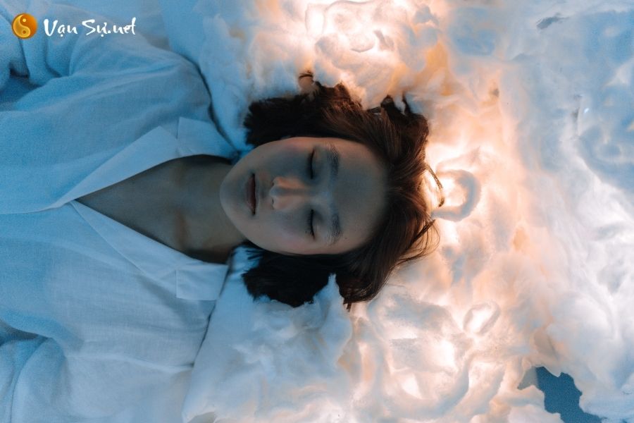 Nằm Mơ Thấy Nói Chuyện Với Người Lạ - Giải Mã Ý Nghĩa Và Dự Báo Từ Giấc Mơ