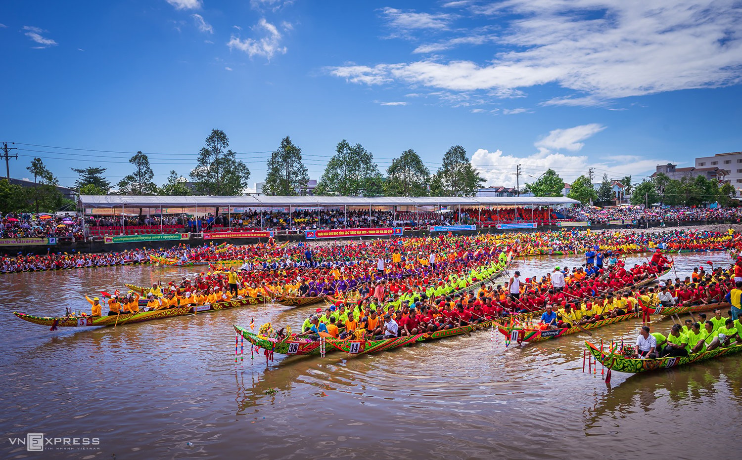 Lively Khmer Dragon Boat Racing Festival in Southern Vietnam - Mytour
