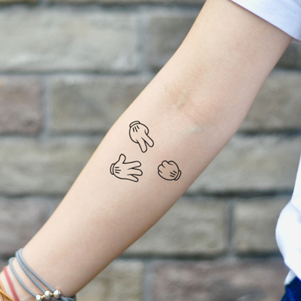 Tattoo uploaded by Noé da sua Conta • #scissorstattoo #tatoo #brasil  #brazil #brasiltattoo #braziliantattoo #simple #simples #delicada  #delicadas #delicate #cutetattoo #cutetattoo #cute #minimalist  #minimalistic #minimaltattoo #handtattoo #hand #hands ...