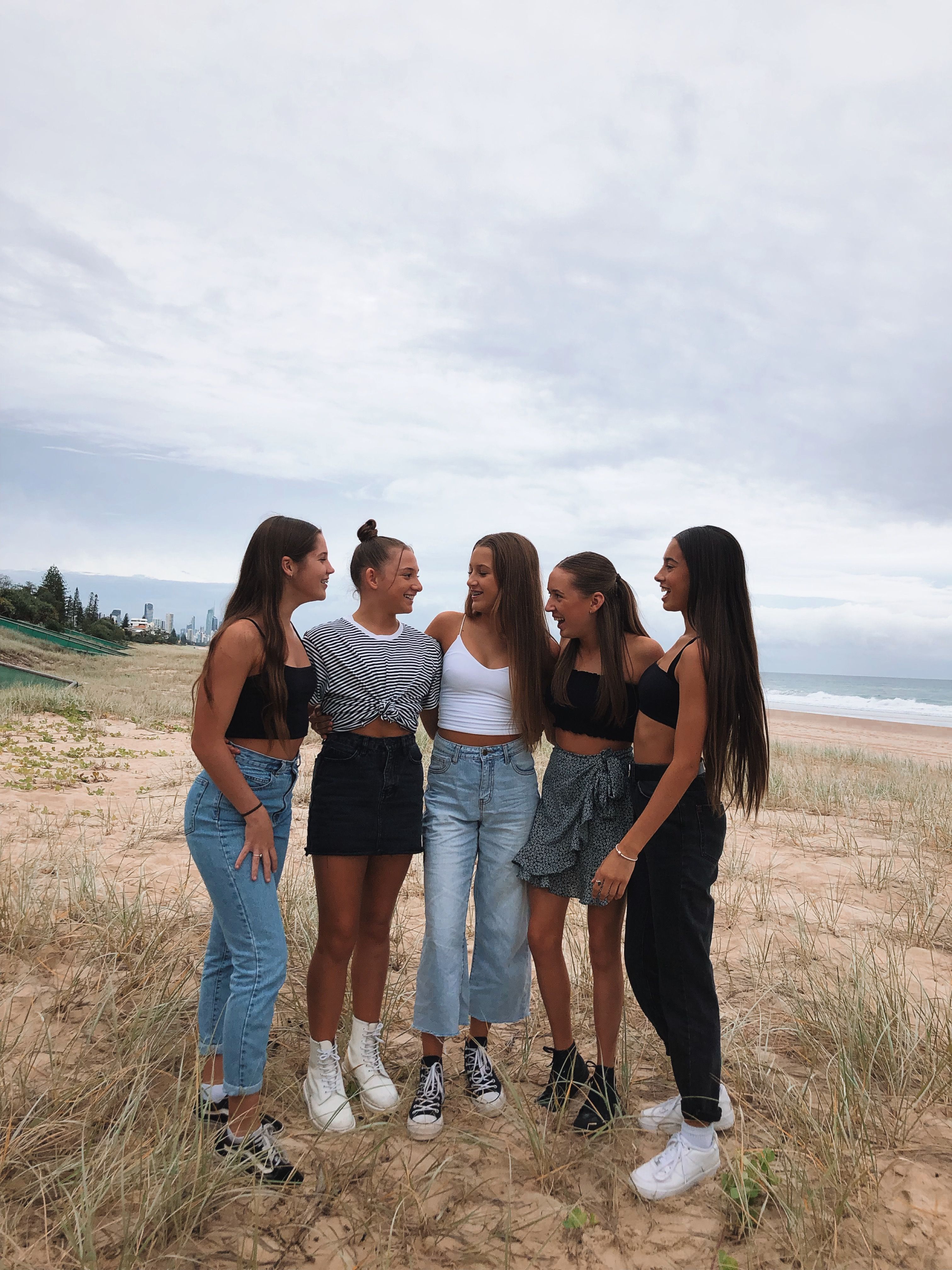 Hannah Meloche on Instagram: “blessed” | Group picture poses, Friendship  photoshoot, Friend photoshoot