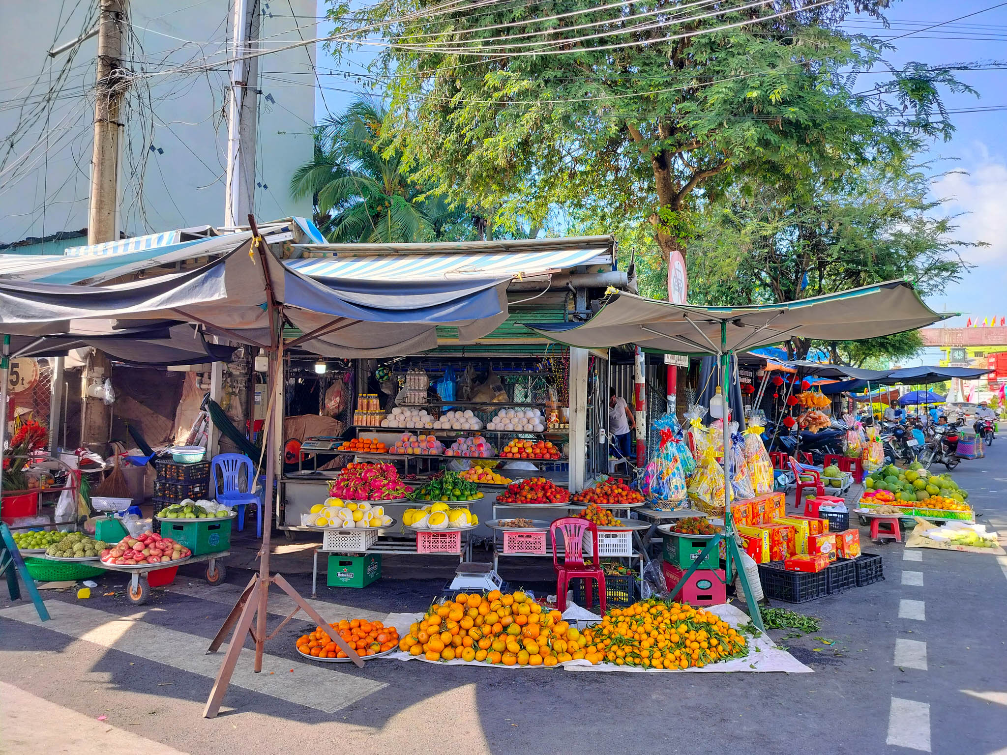Chợ Bến Thành: Khám phá nét đặc sắc của biểu tượng Sài Gòn - iVIVU.com