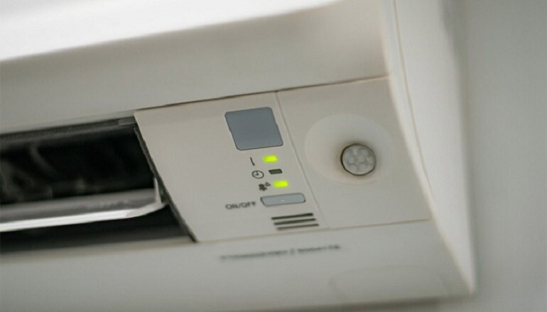 Daikin Air Conditioner Flashing Yellow Light: 5 Causes and Solutions