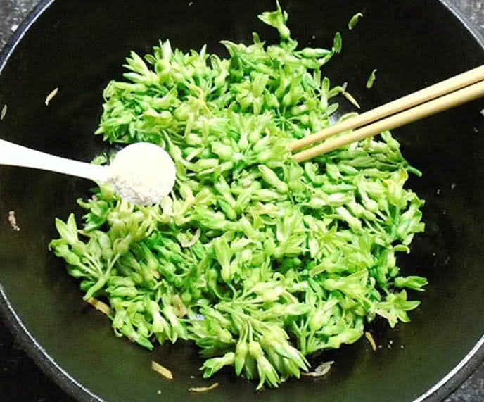How to Cook Delicious Beef StirFry with Chrysanthemum Greens