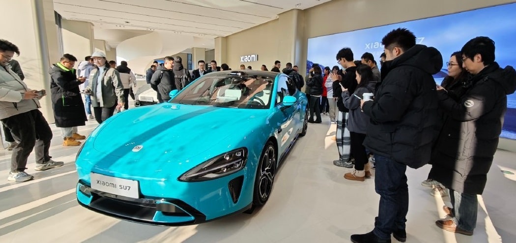 Xe điện Xiaomi SU7 trưng bày tại cửa hàng ở Trung Quốc