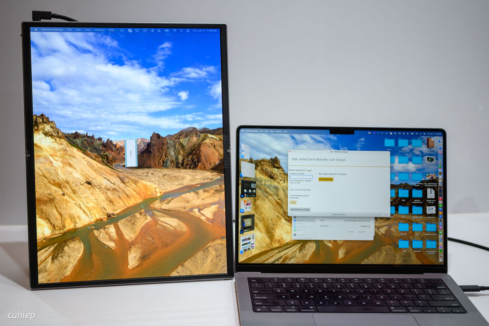 CES24 ASUS ZenScreen Fold OLED MQ17QH Màn hình di động có thể gập
