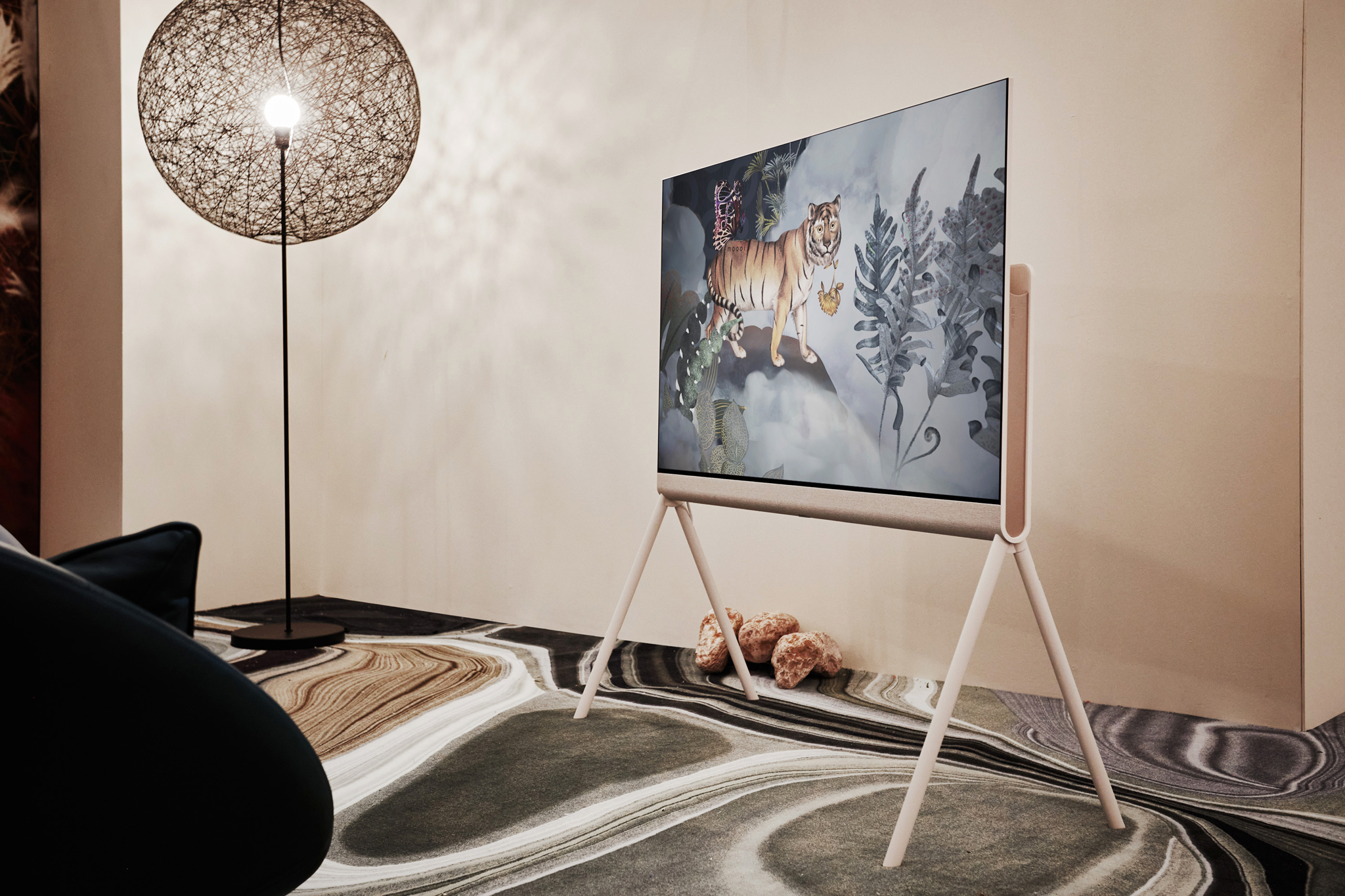 LG giới thiệu TV Posé: Bức tranh sống động trên tường, giá cực kỳ hấp ...